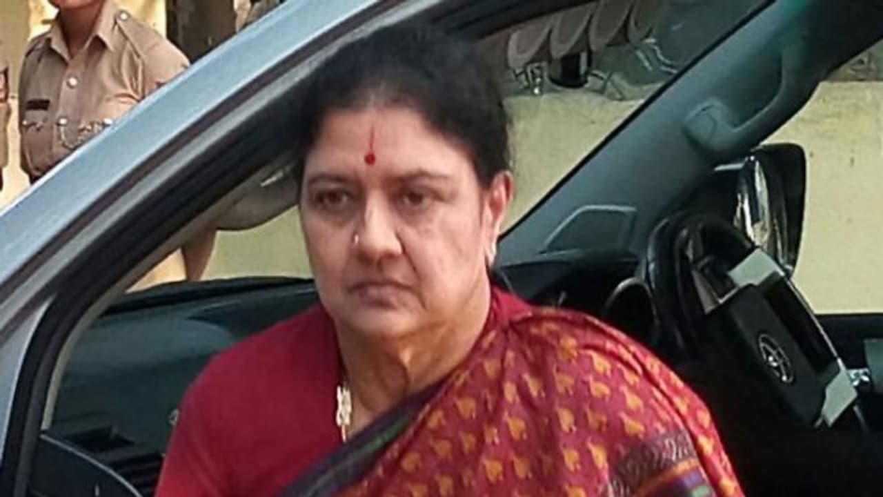 கேட்டது 15 ; கிடைத்தது 10 10 மணிக்கு வெளியே வருகிறார் சசிகலா...! கேட்டது 15 ; கிடைத்தது 10 10 மணிக்கு வெளியே வருகிறார் சசிகலா...!