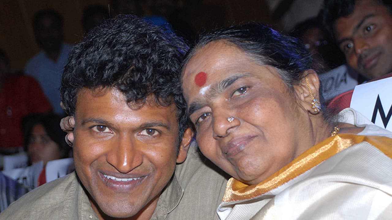 ಹುಟ್ಟುಹಬ್ಬದ ದಿನ ಅಮ್ಮನನ್ನು ನೆನೆದು ಭಾವುಕರಾದ ಅಪ್ಪು ಹುಟ್ಟುಹಬ್ಬದ ದಿನ ಅಮ್ಮನನ್ನು ನೆನೆದು ಭಾವುಕರಾದ ಅಪ್ಪು