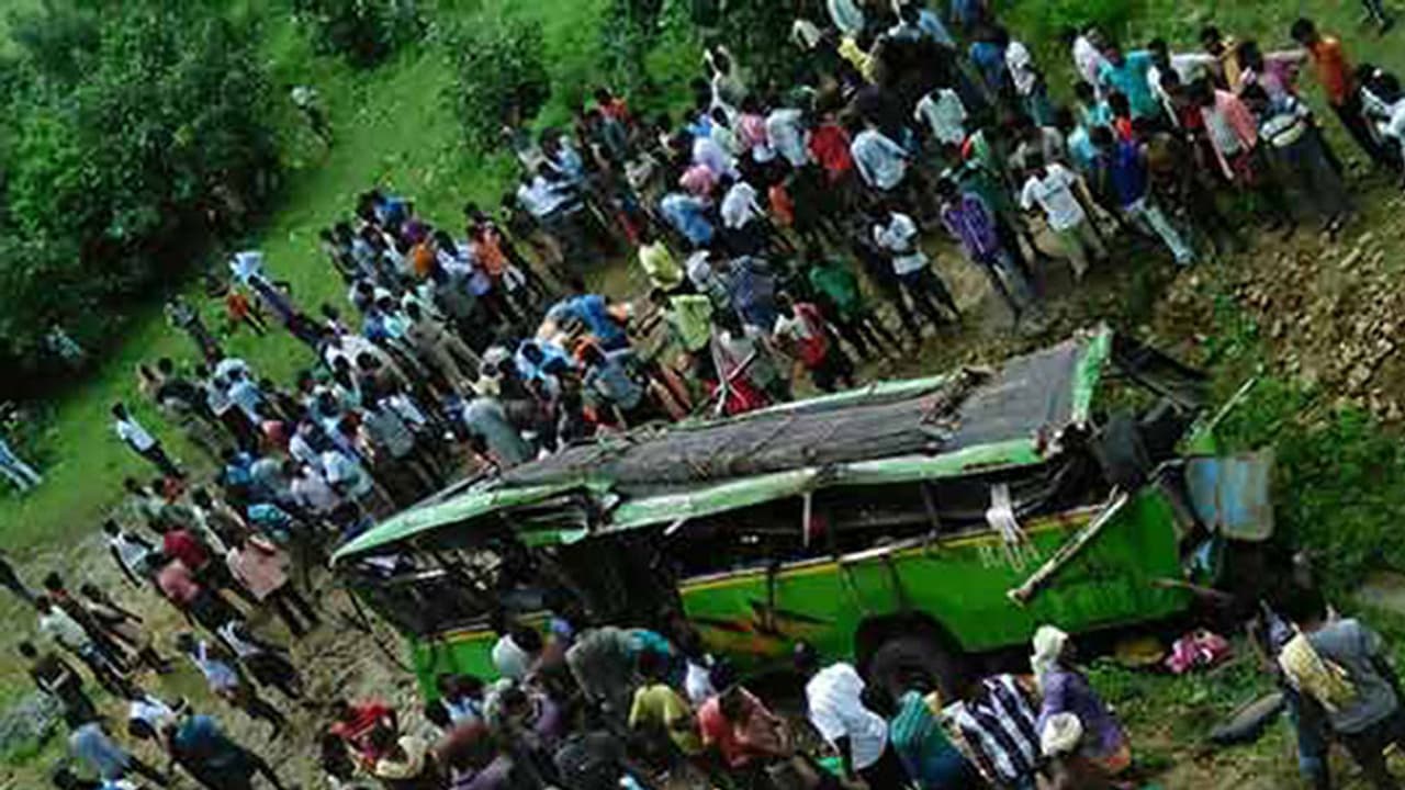 మహారాష్ట్రలో 500 అడుగుల లోయలో పడ్డ బస్సు, 32 మంది మృతి మహారాష్ట్రలో 500 అడుగుల లోయలో పడ్డ బస్సు, 32 మంది మృతి