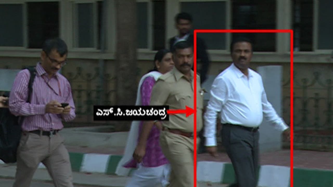 ಜಯಚಂದ್ರ ಬಂಧನಕ್ಕೆ ಸಿಬಿಐ ಪ್ಲಾನ್!: ಬಿಡುಗಡೆಯಾಗ್ತಿದ್ದಂತೆ ಬಂಧಿಸಲು ಸಿಬಿಐ ಸಜ್ಜು! ಜಯಚಂದ್ರ ಬಂಧನಕ್ಕೆ ಸಿಬಿಐ ಪ್ಲಾನ್!: ಬಿಡುಗಡೆಯಾಗ್ತಿದ್ದಂತೆ ಬಂಧಿಸಲು ಸಿಬಿಐ ಸಜ್ಜು!