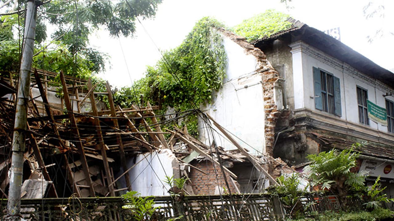 കനത്തമഴയില് കെട്ടിടത്തിന്റെ മേല്ക്കൂര തകര്ന്നുവീണു; വന് ദുരന്തം ഒഴിവായി കനത്തമഴയില് കെട്ടിടത്തിന്റെ മേല്ക്കൂര തകര്ന്നുവീണു; വന് ദുരന്തം ഒഴിവായി
