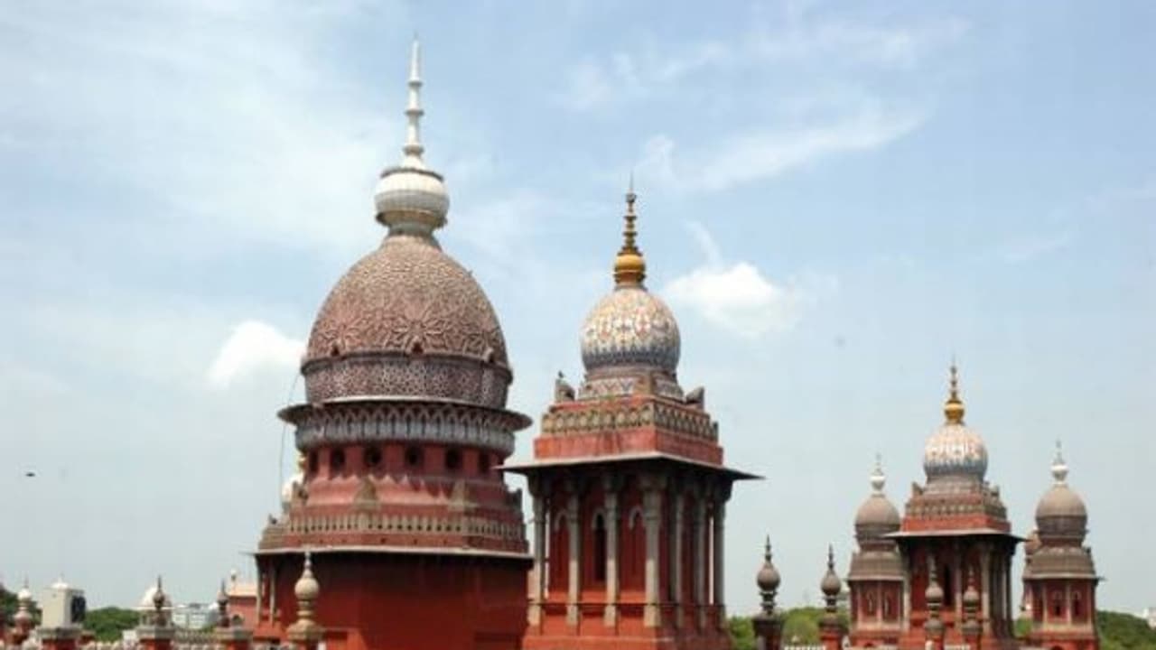 காவலர்களுக்கு கொடுக்கப்படும் மன அழுத்தமே அப்பாவிகள் மீது கோபமாக மாறுகிறது நீதிபதி கிருபாகரன் வேதனை...! காவலர்களுக்கு கொடுக்கப்படும் மன அழுத்தமே அப்பாவிகள் மீது கோபமாக மாறுகிறது நீதிபதி கிருபாகரன் வேதனை...!