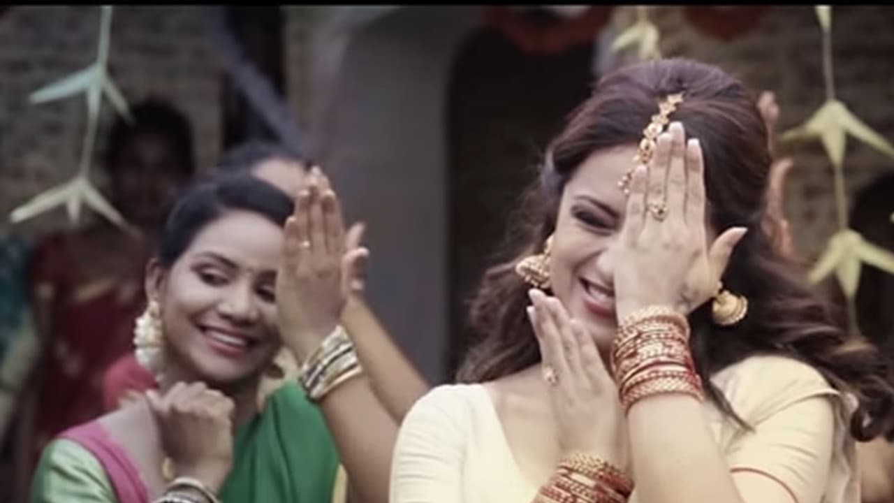 കല്യാണ മേളത്തില് തൃഷ, പാട്ടും നൃത്തവുമാടി താരം കല്യാണ മേളത്തില് തൃഷ, പാട്ടും നൃത്തവുമാടി താരം