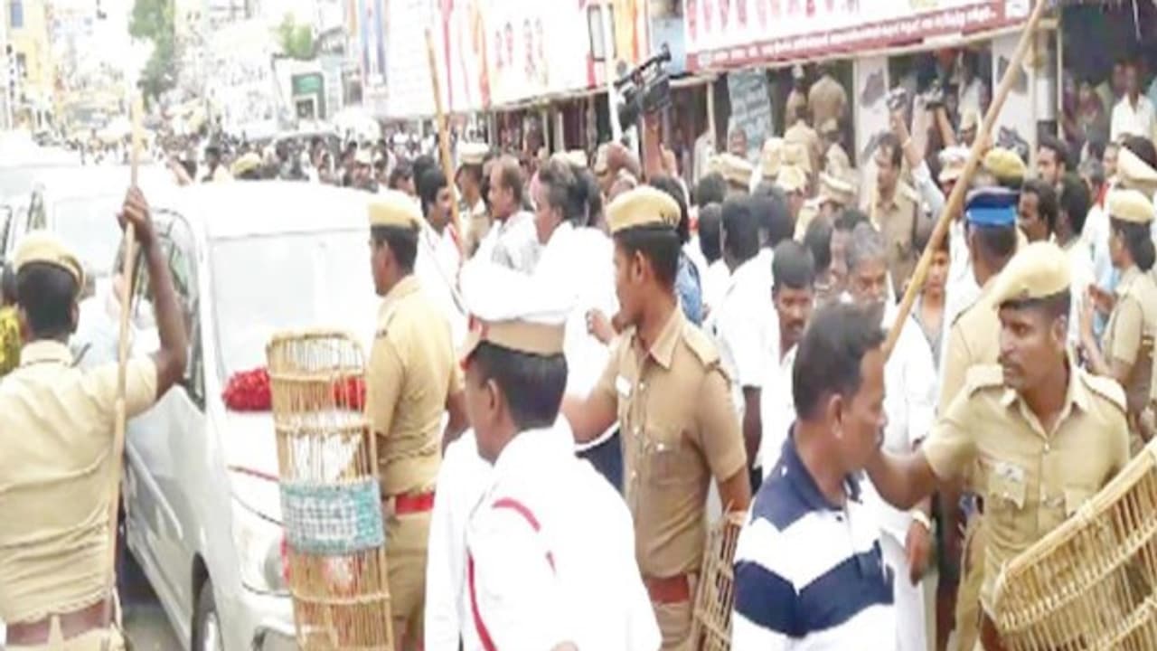 விரைவில் ஆயிரக்கணக்கான தொண்டர்களுடன் எம்.ஜி.ஆர் சிலைக்கு மாலை அணிவிப்பேன் கே.ஜி.பி.ஞானமூர்த்தி சபதம்…. விரைவில் ஆயிரக்கணக்கான தொண்டர்களுடன் எம்.ஜி.ஆர் சிலைக்கு மாலை அணிவிப்பேன் கே.ஜி.பி.ஞானமூர்த்தி சபதம்….