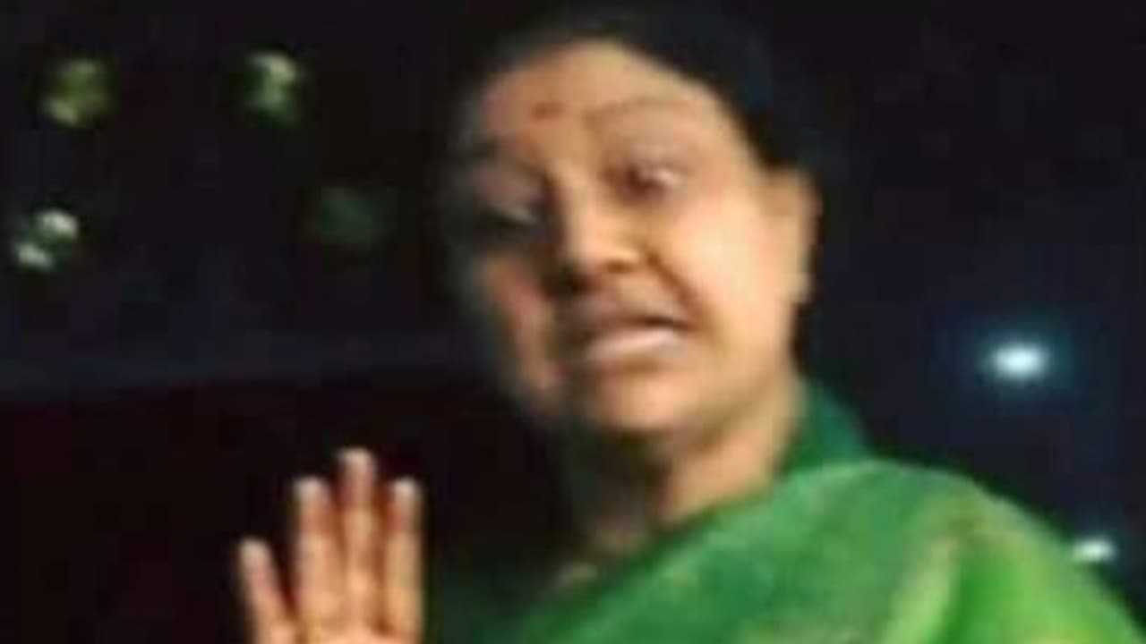 தட்டிக் கேட்காத கணவரும், தம்பியும்... சிறையில் பேயாட்டம் ஆடிய சசி! கண்டுக்காத குடும்பம்! தட்டிக் கேட்காத கணவரும், தம்பியும்... சிறையில் பேயாட்டம் ஆடிய சசி! கண்டுக்காத குடும்பம்!