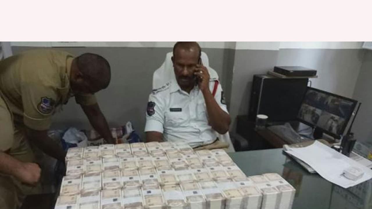 హైదరాబాద్ పోలీసుల తనిఖీల్లో పట్టుబడ్డ కరెన్సీ నోట్ల సంచులు హైదరాబాద్ పోలీసుల తనిఖీల్లో పట్టుబడ్డ కరెన్సీ నోట్ల సంచులు