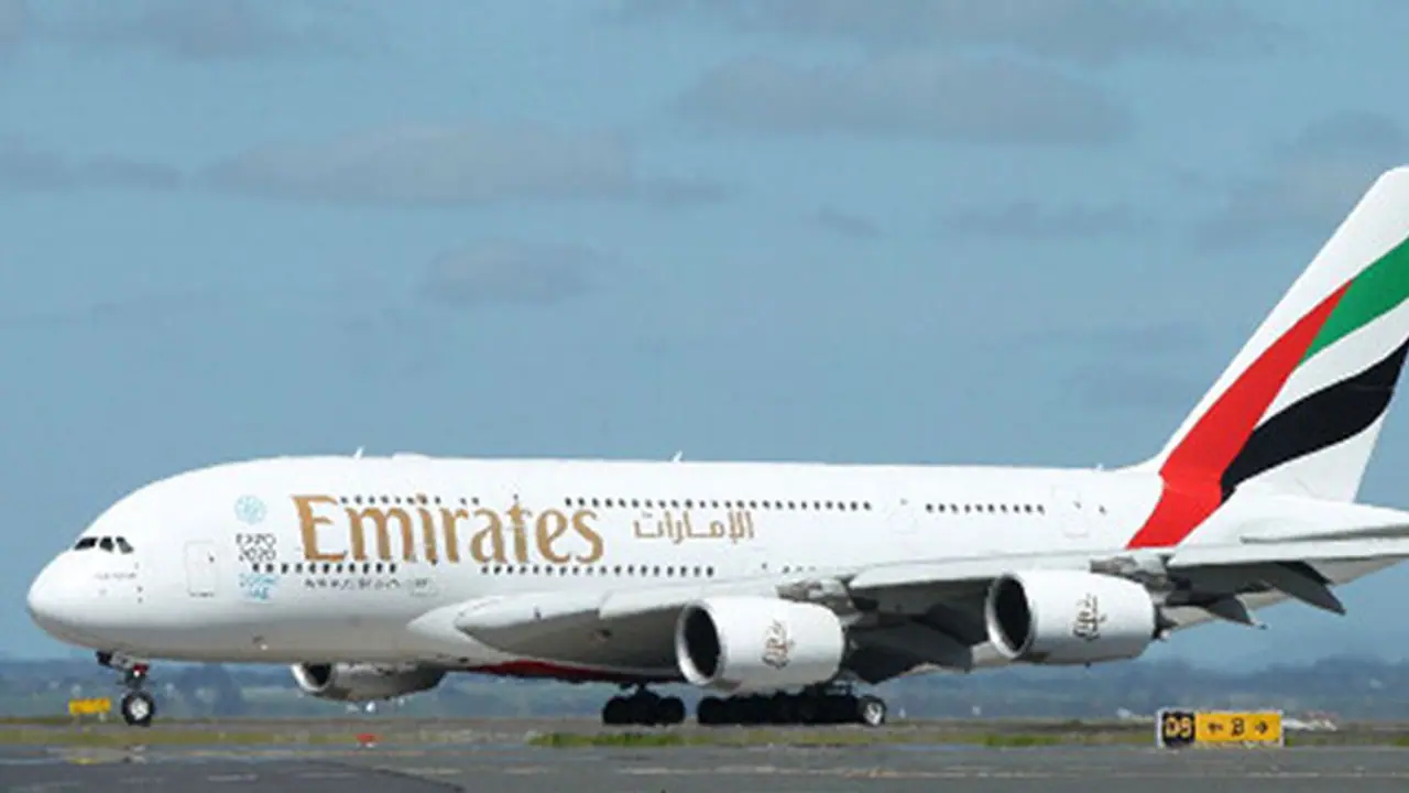 പുറപ്പെടാനൊരുങ്ങവെ വിമാനത്തിനുള്ളില്‍ പുക; ദുബൈയിലേക്കുള്ള വിമാനത്തില്‍ നിന്ന് യാത്രക്കാരെ പുറത്തിറക്കി