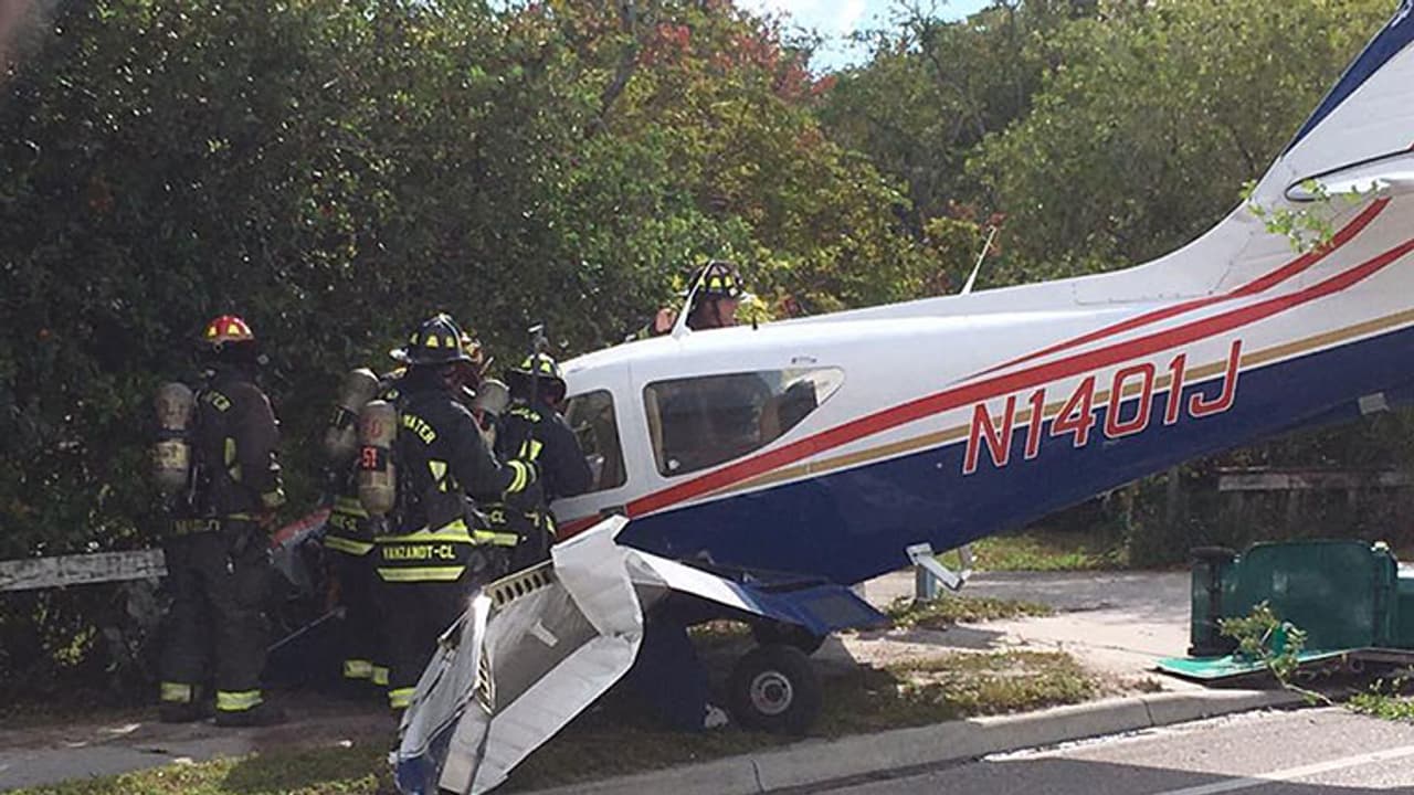 തകരാറായ വിമാനം ഇറക്കുന്നതിനിടെ മരത്തില് ചിറകിടിച്ച് തകര്ന്നു വീഡിയോ തകരാറായ വിമാനം ഇറക്കുന്നതിനിടെ മരത്തില് ചിറകിടിച്ച് തകര്ന്നു വീഡിയോ