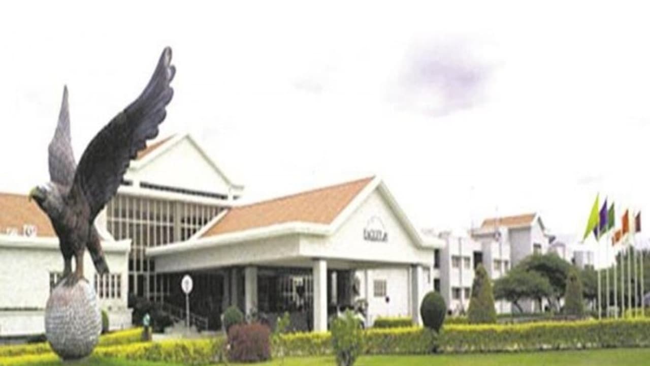 “பெங்களுரு டூ மைசூர் ஹைவே ஈகிள்டன் ரிசார்ட்...” பிஜேபிக்கு டிமிக்கி கொடுக்க சசிகலா பார்முலாவை கையிலெடுத்த காங்கிரஸ்! “பெங்களுரு டூ மைசூர் ஹைவே ஈகிள்டன் ரிசார்ட்...” பிஜேபிக்கு டிமிக்கி கொடுக்க சசிகலா பார்முலாவை கையிலெடுத்த காங்கிரஸ்!