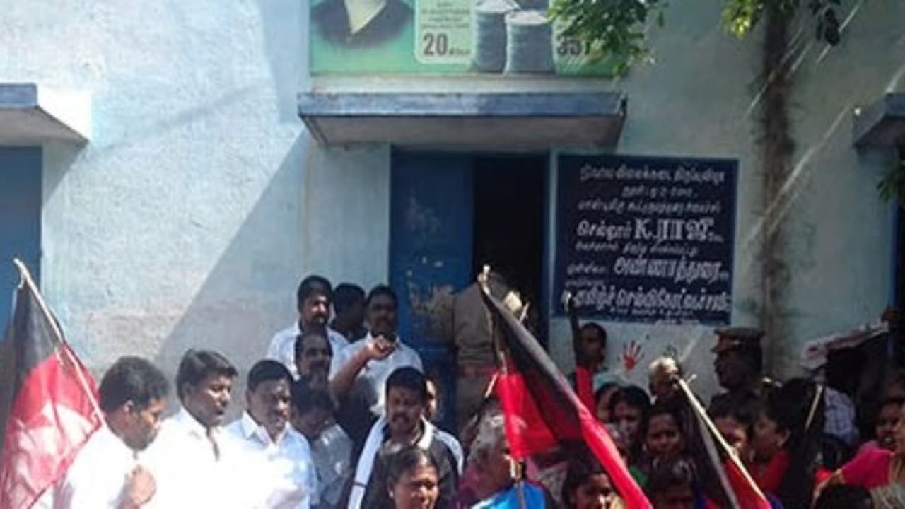 அமைச்சர் செல்லூர் ராஜு வீட்டின் அருகே முற்றுகை பொங்கியெழுந்த திமுகவினர்.. அமைச்சர் செல்லூர் ராஜு வீட்டின் அருகே முற்றுகை பொங்கியெழுந்த திமுகவினர்..