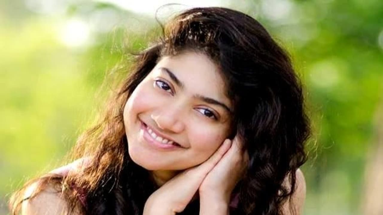 காதலில் விழுந்த சாய் பல்லவி ...! யார் அந்த நபர் தெரியுமா..? காதலில் விழுந்த சாய் பல்லவி ...! யார் அந்த நபர் தெரியுமா..?