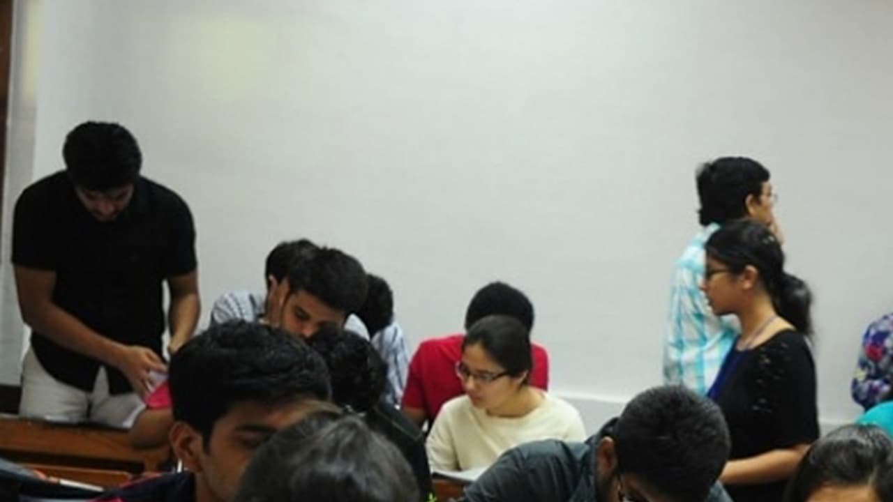 ಕಾಲೇಜುಗಳ ಸಮಯ ಮತ್ತೆ ಬದಲು ಕಾಲೇಜುಗಳ ಸಮಯ ಮತ್ತೆ ಬದಲು