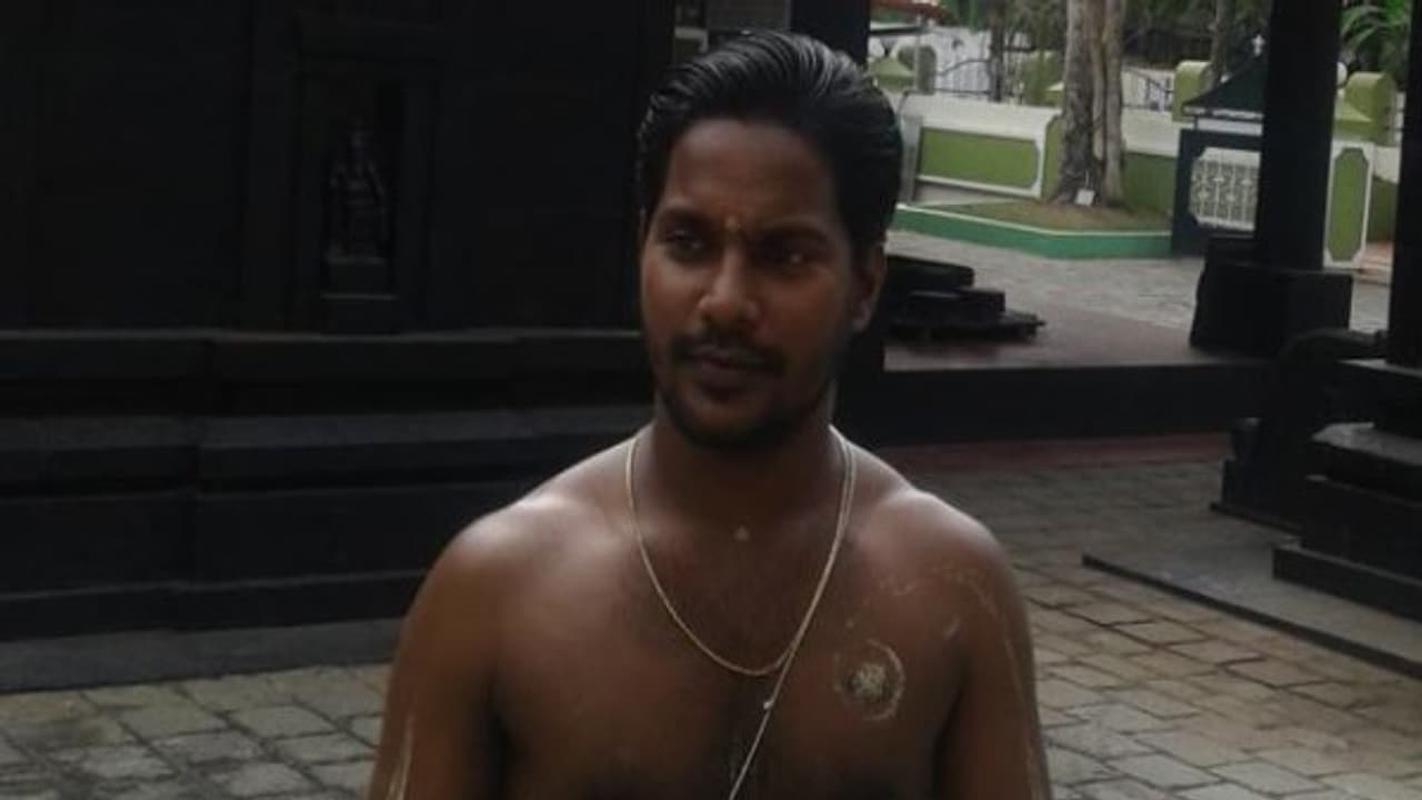 கேரள கோயில் கருவறைக்குள் பூஜை செய்த தலித் அர்ச்சகர்.... வைக்கம் போராட்ட வெற்றியின் 81 ஆண்டுகளுக்குபின் சரித்திரம்… கேரள கோயில் கருவறைக்குள் பூஜை செய்த தலித் அர்ச்சகர்.... வைக்கம் போராட்ட வெற்றியின் 81 ஆண்டுகளுக்குபின் சரித்திரம்…