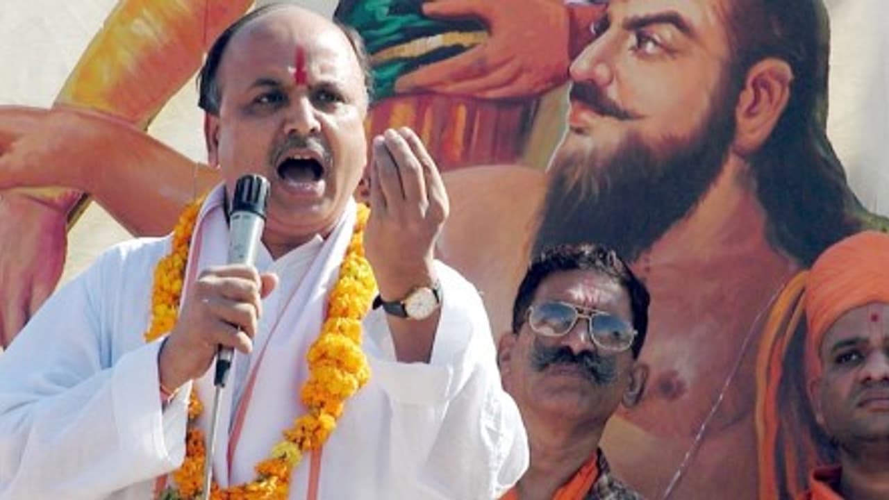 ಮೋದಿ ಎಂದೂ ಟೀ ಮಾರಿಲ್ಲ, ಎಲ್ಲಾ ಗಿಮಿಕ್: ತೋಗಾಡಿಯಾ ತಪರಾಕಿ! ಮೋದಿ ಎಂದೂ ಟೀ ಮಾರಿಲ್ಲ, ಎಲ್ಲಾ ಗಿಮಿಕ್: ತೋಗಾಡಿಯಾ ತಪರಾಕಿ!