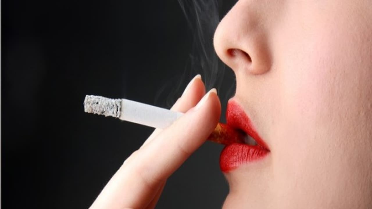 உஷார்: புகைப் பழக்கம் உள்ள பெண்களா நீங்கள்? உங்களுக்கு இவ்வளவு பாதிப்புகள் ஏற்படுவது உறுதி… உஷார்: புகைப் பழக்கம் உள்ள பெண்களா நீங்கள்? உங்களுக்கு இவ்வளவு பாதிப்புகள் ஏற்படுவது உறுதி…