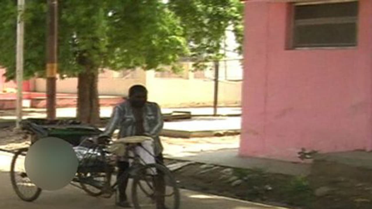 ಸೈಕಲ್ ರಿಕ್ಷಾದಲ್ಲೇ ಪೋಸ್ಟ್ ಮಾರ್ಟೆಮ್’ಗೆ ಶವ ಸಾಗಿಸಿದ ರೈಲ್ವೇ ಪೊಲೀಸ್! ಸೈಕಲ್ ರಿಕ್ಷಾದಲ್ಲೇ ಪೋಸ್ಟ್ ಮಾರ್ಟೆಮ್’ಗೆ ಶವ ಸಾಗಿಸಿದ ರೈಲ್ವೇ ಪೊಲೀಸ್!