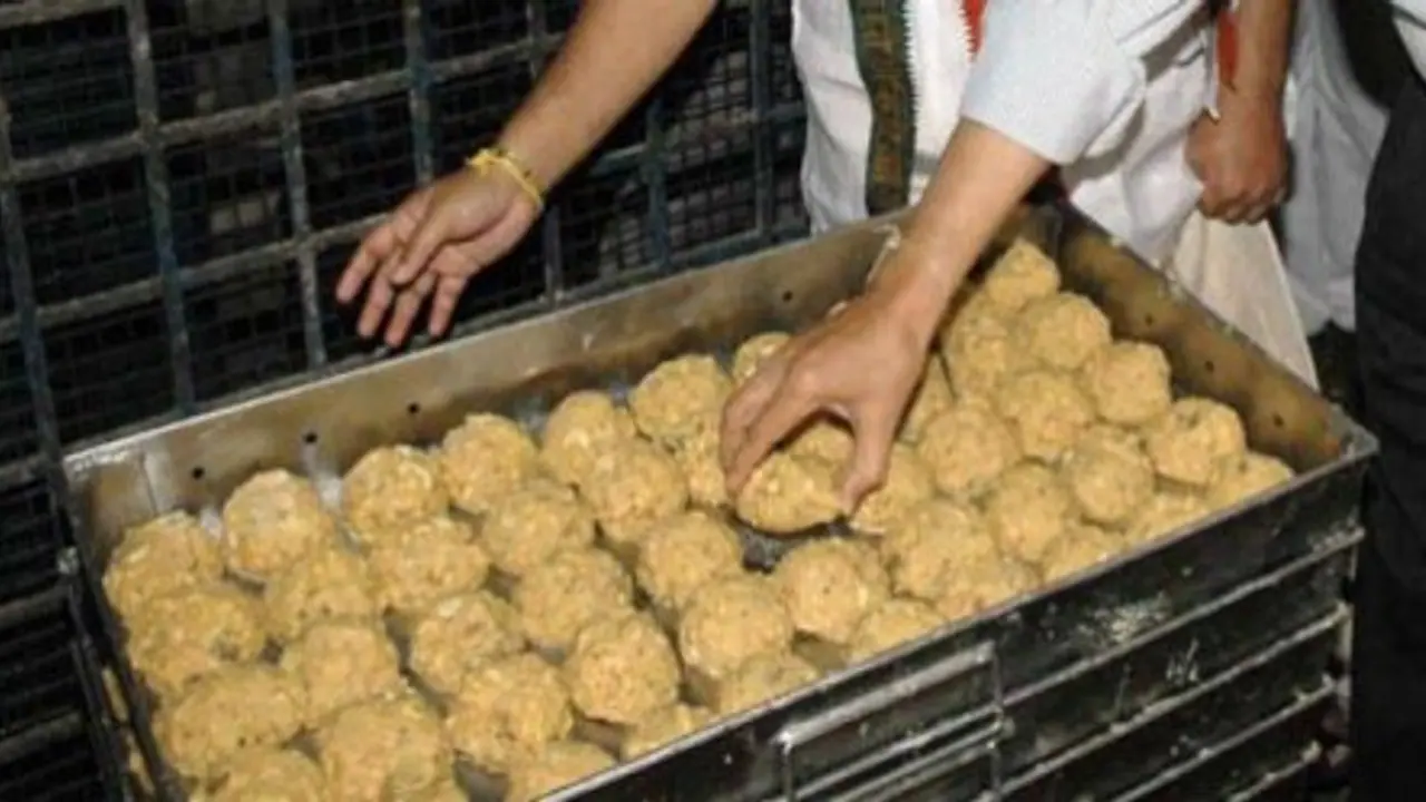 శ్రీవారి సన్నిధిలో విషాదం... తిరుమల కొండపై కుప్పకూలి భక్తుడు మృతి శ్రీవారి సన్నిధిలో విషాదం... తిరుమల కొండపై కుప్పకూలి భక్తుడు మృతి