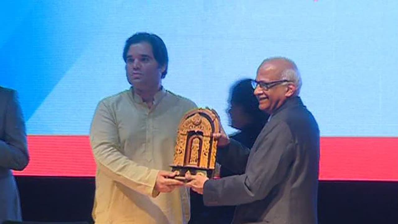 'ಗಾಂಧಿ' ಅನ್ನೋ ಸರ್ ನೇಮ್ ನನಗೆ ಹೊರೆಯಾಗುತ್ತಿದೆ: ವರುಣ್ ಗಾಂಧಿ 'ಗಾಂಧಿ' ಅನ್ನೋ ಸರ್ ನೇಮ್ ನನಗೆ ಹೊರೆಯಾಗುತ್ತಿದೆ: ವರುಣ್ ಗಾಂಧಿ