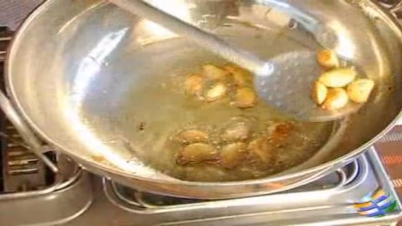 உங்களுக்குத் தெரியுமா? வறுத்த பூண்டுகளை சாப்பிட்டால் எலும்புகளின் வலிமை அதிகரிக்கும். உங்களுக்குத் தெரியுமா? வறுத்த பூண்டுகளை சாப்பிட்டால் எலும்புகளின் வலிமை அதிகரிக்கும்.