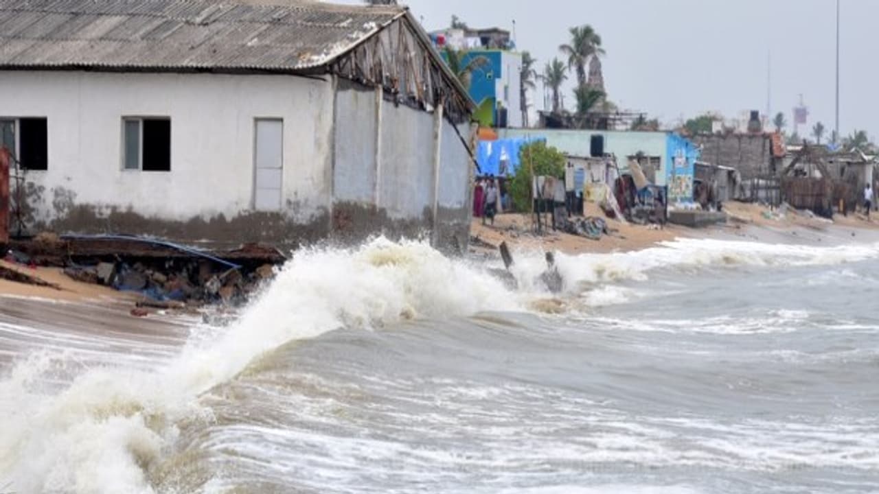 எச்சரிக்கை மணி : இரண்டரை மீட்டர் உயரும் கடல் சீற்றம்...! 21,22 ஆம் தேதியில்...! எச்சரிக்கை மணி : இரண்டரை மீட்டர் உயரும் கடல் சீற்றம்...! 21,22 ஆம் தேதியில்...!