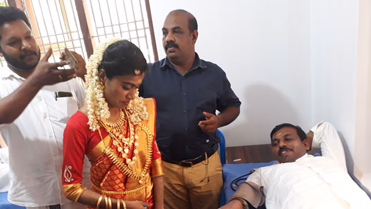 വിവാഹദിനത്തിൽ രക്തദാനം പ്രോത്സാഹിപ്പിച്ച് വരനും വധുവും വിവാഹദിനത്തിൽ രക്തദാനം പ്രോത്സാഹിപ്പിച്ച് വരനും വധുവും