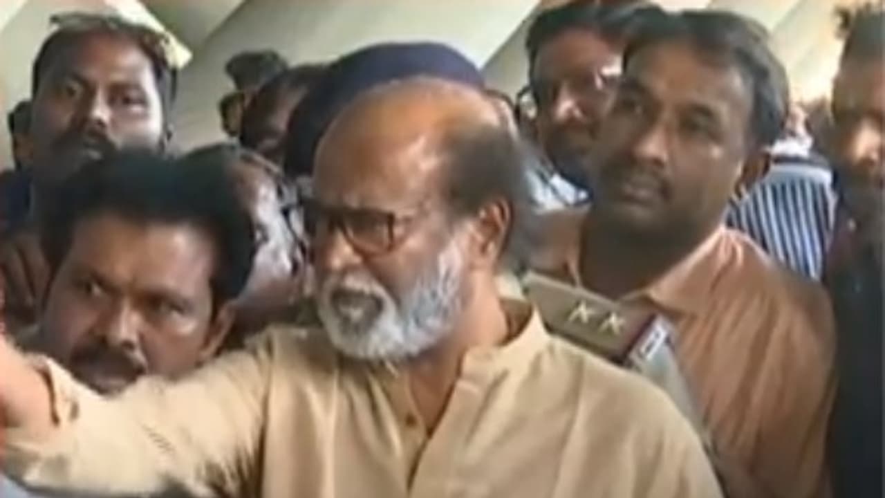 எல்லாத்துக்கும் போராட்டம்னு கிளம்பிட்டா தமிழ்நாடே சுடுகாடாயிடும்!! கோபத்தில் கொந்தளித்த ரஜினி எல்லாத்துக்கும் போராட்டம்னு கிளம்பிட்டா தமிழ்நாடே சுடுகாடாயிடும்!! கோபத்தில் கொந்தளித்த ரஜினி