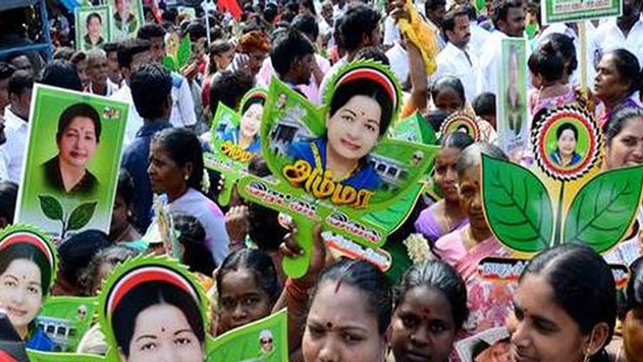 ആർകെ നഗര് തെരഞ്ഞെടുപ്പ്: വോട്ടിന് പണം വിതരണം ചെയ്യുന്നുവെന്ന് ആരോപണം ആർകെ നഗര് തെരഞ്ഞെടുപ്പ്: വോട്ടിന് പണം വിതരണം ചെയ്യുന്നുവെന്ന് ആരോപണം