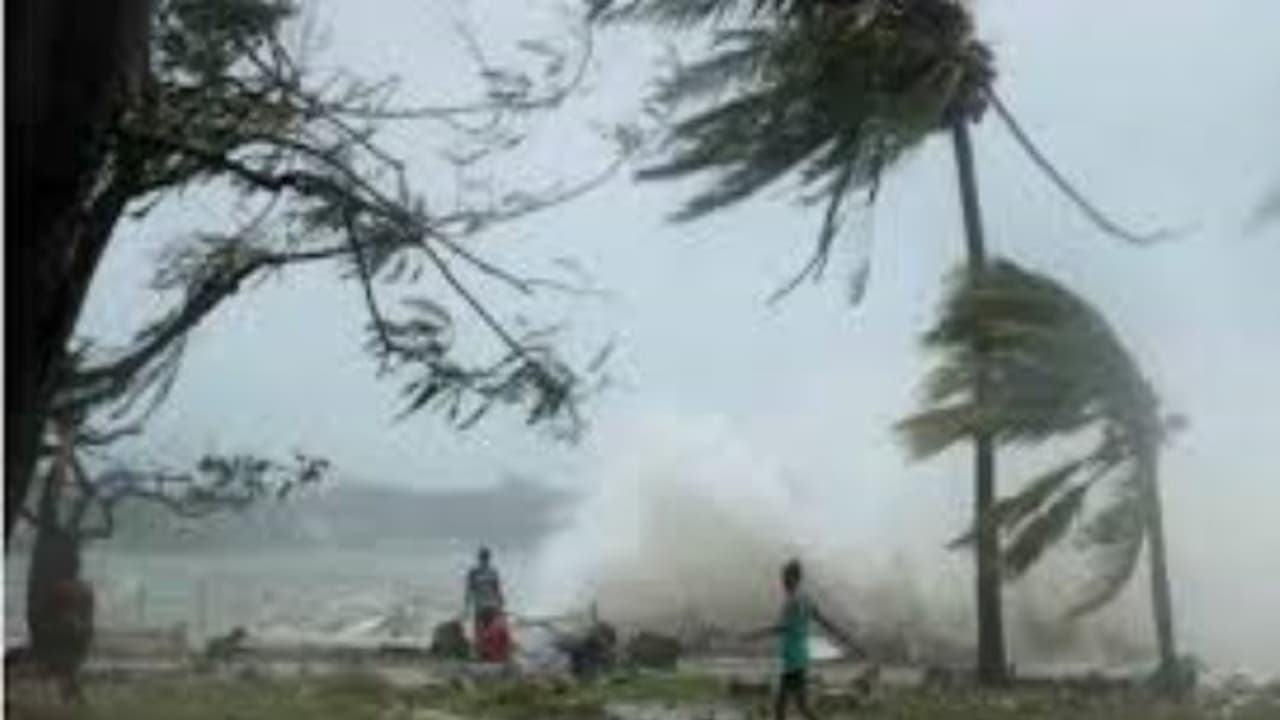 ஒகி புயல் பாதிப்பு … தமிழகத்துக்கு நிவாரண நிதியாக 561 கோடி ரூபாய் ஒதுக்கீடு செய்து மத்திய அரசு உத்தரவு!! ஒகி புயல் பாதிப்பு … தமிழகத்துக்கு நிவாரண நிதியாக 561 கோடி ரூபாய் ஒதுக்கீடு செய்து மத்திய அரசு உத்தரவு!!