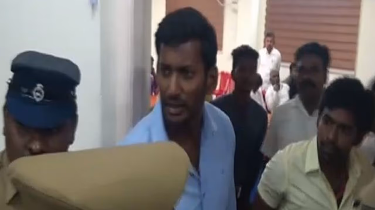 വിശാലിന്റെ പത്രിക തള്ളിയതില് സന്തോഷിക്കുന്ന ചിലരുണ്ട് വിശാലിന്റെ പത്രിക തള്ളിയതില് സന്തോഷിക്കുന്ന ചിലരുണ്ട്