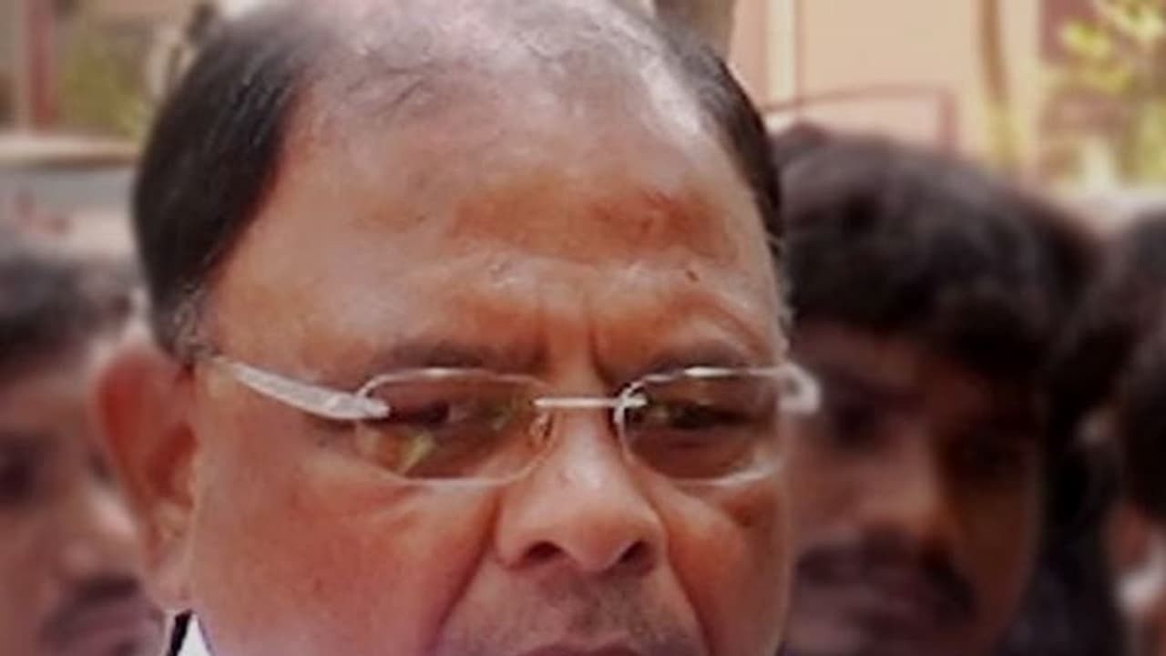 சொத்தை எழுதி வைப்பார்களா? ஓபிஎஸ், இபிஎஸ் க்கு நெருக்கடி கொடுக்கும் வெற்றிவேல் எம்எல்ஏ…! சொத்தை எழுதி வைப்பார்களா? ஓபிஎஸ், இபிஎஸ் க்கு நெருக்கடி கொடுக்கும் வெற்றிவேல் எம்எல்ஏ…!