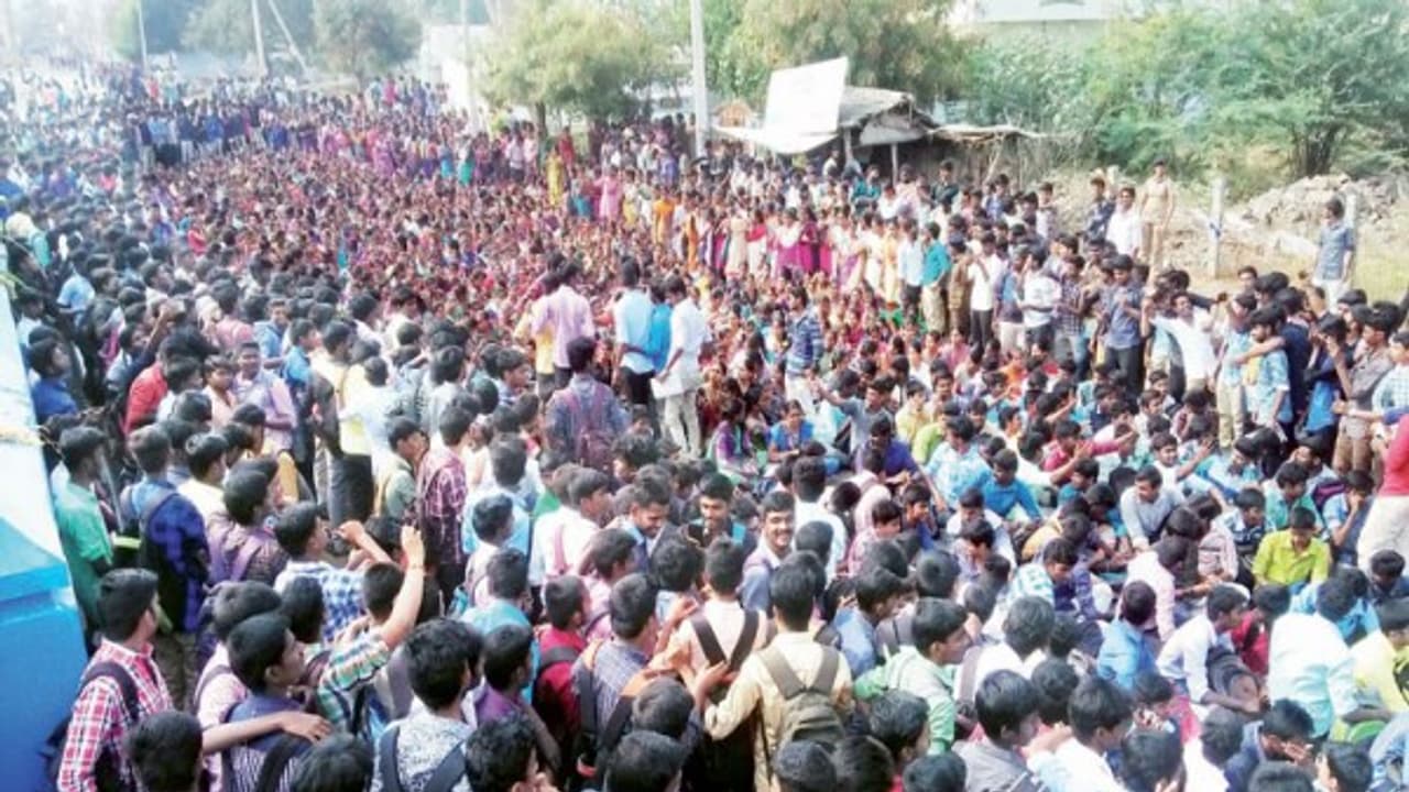 கட்டண உயர்வை திரும்ப பெறக்கோரி மாணவர்கள் 2 வது நாளாக சாலை மறியல்... கட்டண உயர்வை திரும்ப பெறக்கோரி மாணவர்கள் 2 வது நாளாக சாலை மறியல்...