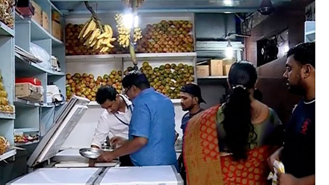 നിപ ഭീതിയിൽ പഴവർഗ്ഗ വിപണി തകർന്നു: 10 ദിവസത്തിനിടെ 10,000 കോടിയുടെ നഷ്ടം നിപ ഭീതിയിൽ പഴവർഗ്ഗ വിപണി തകർന്നു: 10 ദിവസത്തിനിടെ 10,000 കോടിയുടെ നഷ്ടം