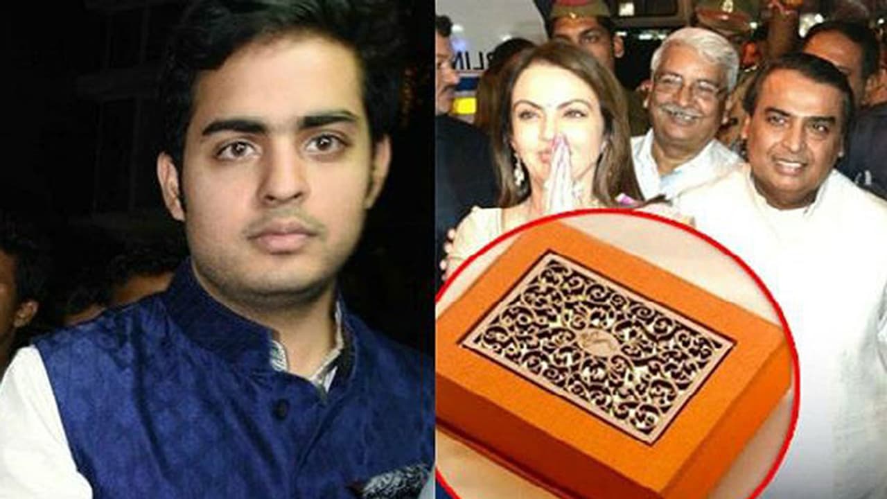 వైరల్ అయి పోయిన ముఖేష్ అంబానీ కొడుకు వెడ్డింగ్ కార్డు వైరల్ అయి పోయిన ముఖేష్ అంబానీ కొడుకు వెడ్డింగ్ కార్డు