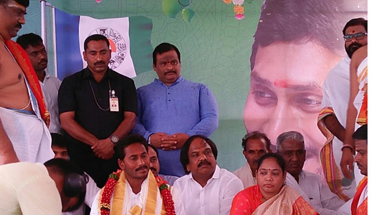 సెప్టెంబర్ తర్వాత ఏపీ ఆర్ధికంగా బలోపేతం: జ్యోతిష్య పండితుడు సెప్టెంబర్ తర్వాత ఏపీ ఆర్ధికంగా బలోపేతం: జ్యోతిష్య పండితుడు