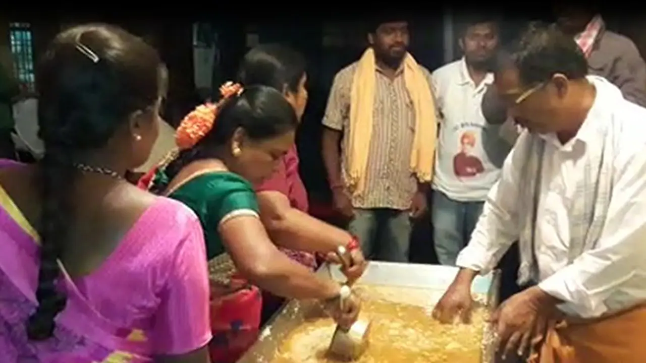 ದೇವಸ್ಥಾನದಲ್ಲಿ ಪ್ರಸಾದಕ್ಕೂ ತತ್ವಾರ! ಹಳಸಿದ ಅನ್ನ ಸಾಂಬರ್ ವಿತರಣೆ ದೇವಸ್ಥಾನದಲ್ಲಿ ಪ್ರಸಾದಕ್ಕೂ ತತ್ವಾರ! ಹಳಸಿದ ಅನ್ನ ಸಾಂಬರ್ ವಿತರಣೆ