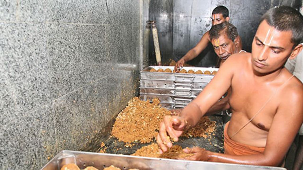 కరోనా దెబ్బ: ఇక ఫ్రీ గా తిరుమల వెంకన్న ప్రసాదం