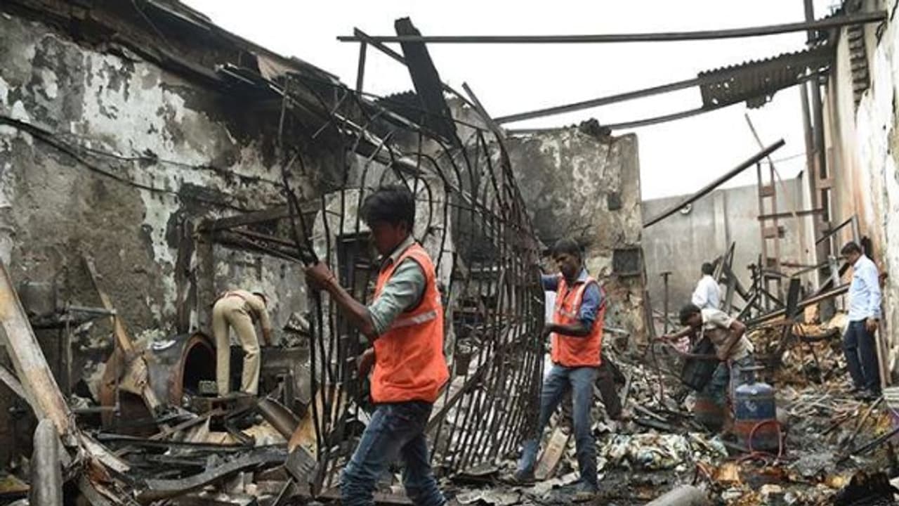 மும்பையில் கடை ஒன்றில் ஏற்பட்ட தீவிபத்து... 12 பேர் கருகி பலி! மும்பையில் கடை ஒன்றில் ஏற்பட்ட தீவிபத்து... 12 பேர் கருகி பலி!