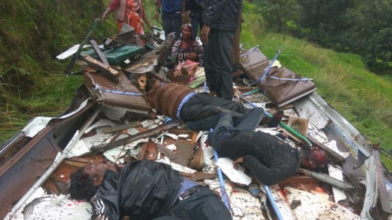 கிடு..கிடு பள்ளத்தில் கவிழ்ந்த அரசுப் பேருந்து !! சுக்கு நூறாக உடைந்து நொறுங்கியது… 6 பேர் பரிதாப மரணம்…. கிடு..கிடு பள்ளத்தில் கவிழ்ந்த அரசுப் பேருந்து !! சுக்கு நூறாக உடைந்து நொறுங்கியது… 6 பேர் பரிதாப மரணம்….