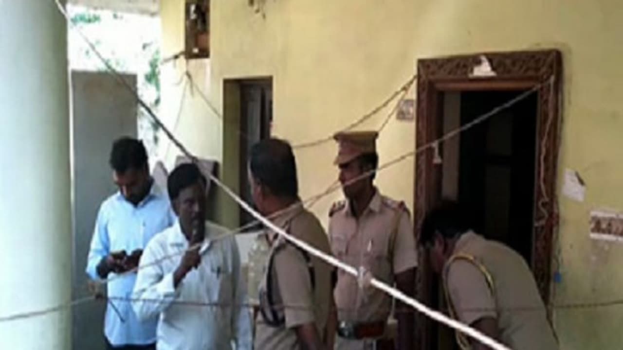 சொந்த வீட்டில் பெட்ரோல் குண்டு வீச்சு வசமாக சிக்கிய பாஜக பிரமுகர்...! சொந்த வீட்டில் பெட்ரோல் குண்டு வீச்சு வசமாக சிக்கிய பாஜக பிரமுகர்...!