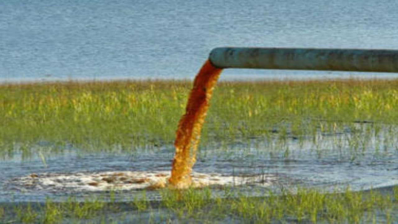 தனியார் பிளாஸ்டிக் நிறுவனத்தால் அவதிப்படும் கிராமம்; நச்சுக் காற்று, நிலத்தடி நீர் மாசுப்பாட்டால் மூச்சுத் திணறும் மக்கள்... தனியார் பிளாஸ்டிக் நிறுவனத்தால் அவதிப்படும் கிராமம்; நச்சுக் காற்று, நிலத்தடி நீர் மாசுப்பாட்டால் மூச்சுத் திணறும் மக்கள்...