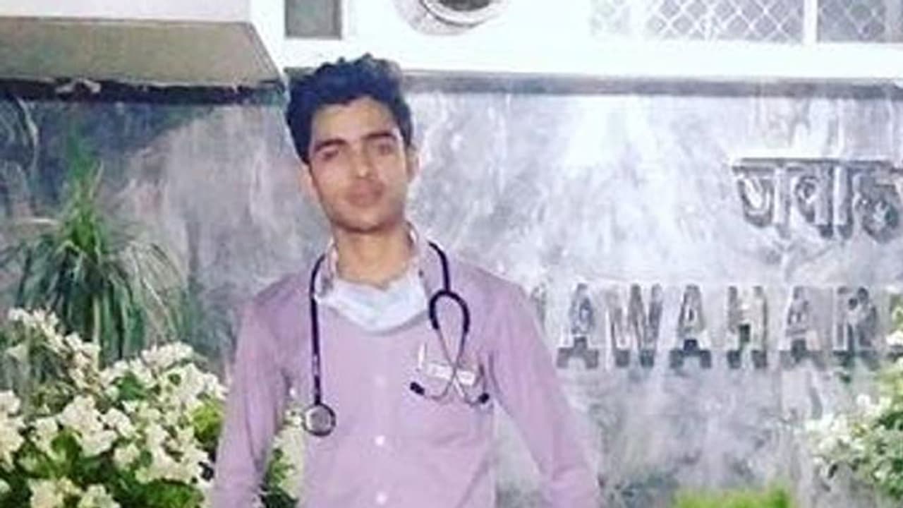 ആരും അറിഞ്ഞില്ല, അഞ്ച് മാസം ഈ വ്യാജ ഡോക്ടര് എയിംസില് ഉണ്ടായിരുന്നത് ആരും അറിഞ്ഞില്ല, അഞ്ച് മാസം ഈ വ്യാജ ഡോക്ടര് എയിംസില് ഉണ്ടായിരുന്നത്