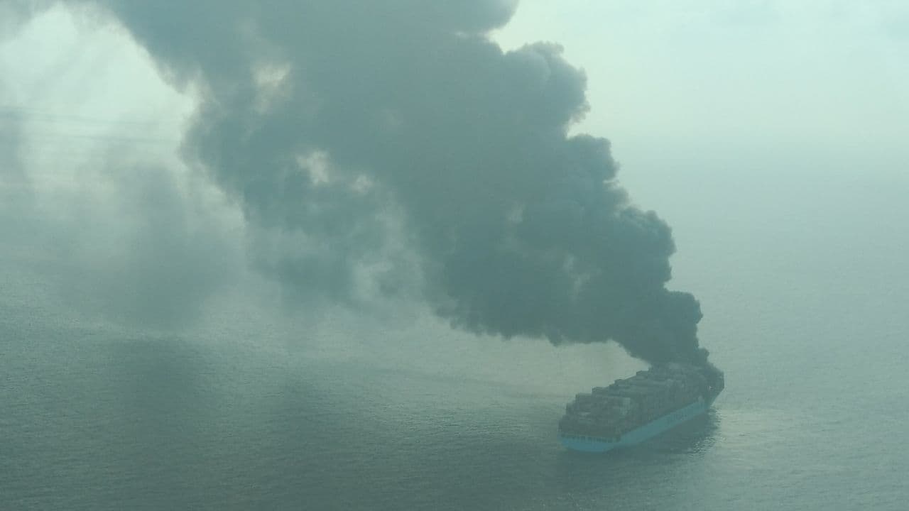 పది గంటలపాటు సముద్రంలోనే ఆ యువతి, చివరికిలా... పది గంటలపాటు సముద్రంలోనే ఆ యువతి, చివరికిలా...