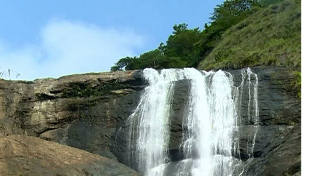 ప్రాణం తీసిన సెల్ఫీ మోజు: జలపాతంలో కొట్టుకుపోయిన యువతి