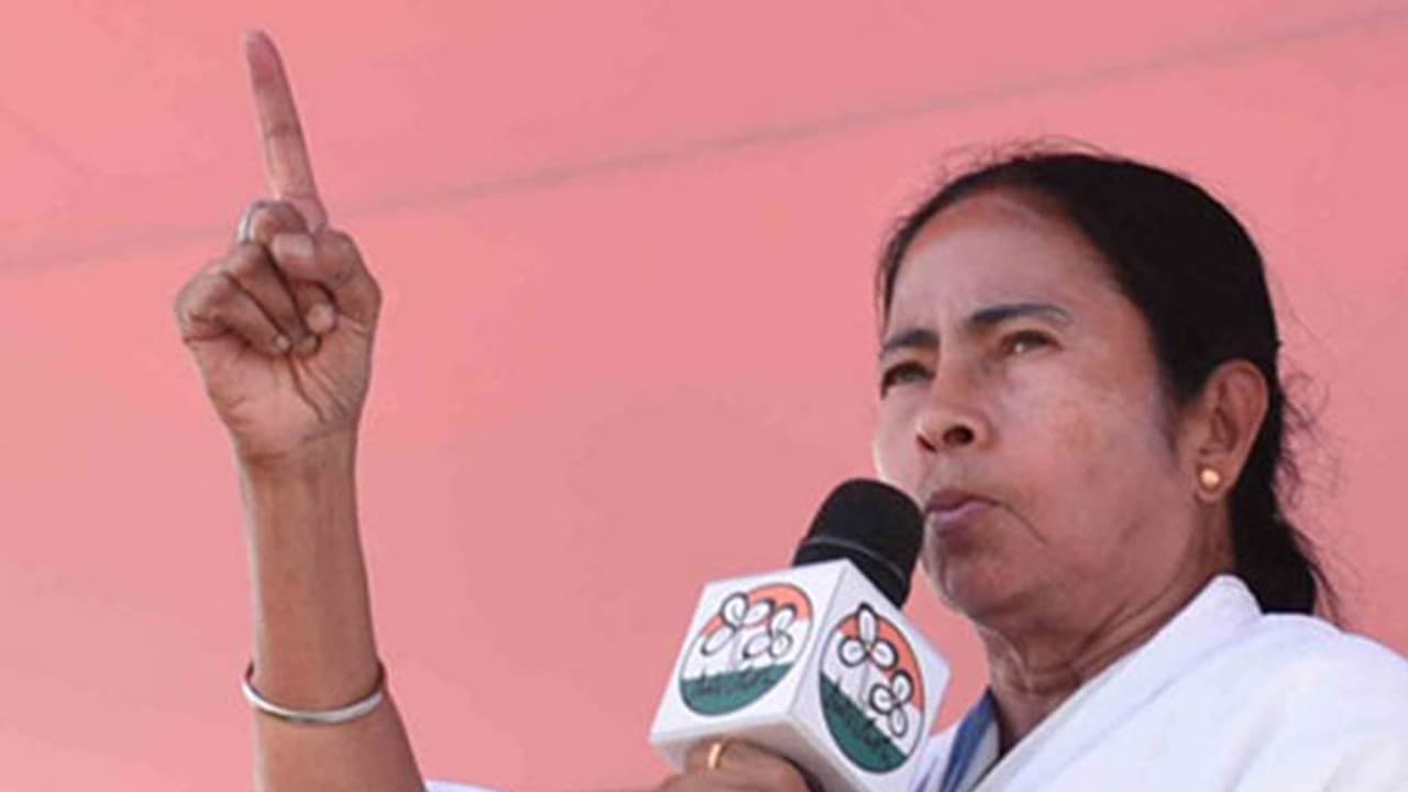 ನೋಟು ನಿಷೇಧ ವಿರುದ್ಧ ನಾಳೆ ರಸ್ತೆಗಿಳಿದು ಪ್ರತಿಭಟನೆ: ಮಮತಾ ನೋಟು ನಿಷೇಧ ವಿರುದ್ಧ ನಾಳೆ ರಸ್ತೆಗಿಳಿದು ಪ್ರತಿಭಟನೆ: ಮಮತಾ