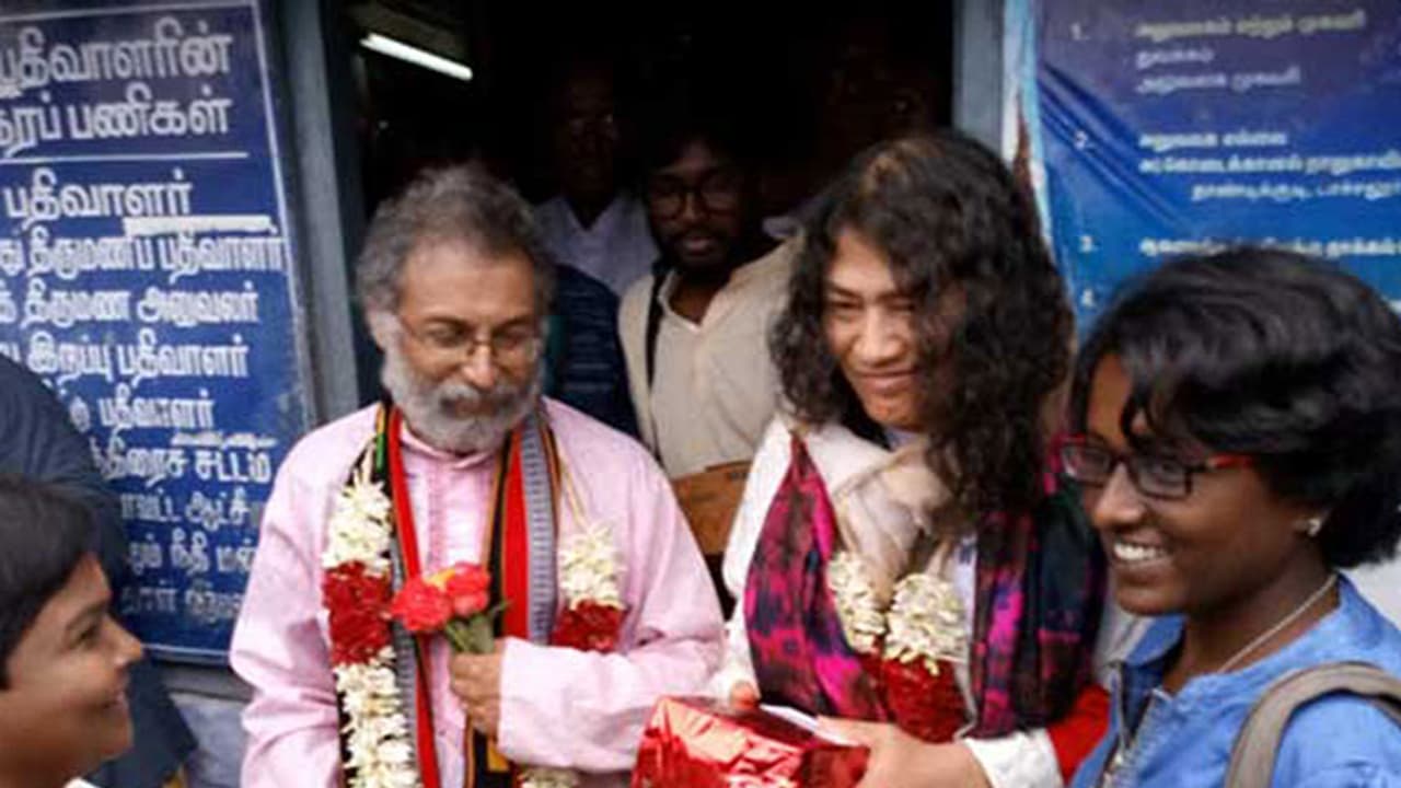 ഇറോം ഷര്മ്മിളയ്ക്ക് പ്രണയസാഫല്യം; വിവാഹം കൊടൈക്കനാലില് ഇറോം ഷര്മ്മിളയ്ക്ക് പ്രണയസാഫല്യം; വിവാഹം കൊടൈക്കനാലില്