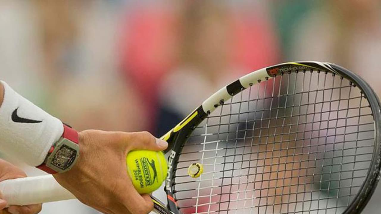 ಟೆನಿಸ್'ನ ಹಿಂಗೂ ಆಡ್ತಾರಾ...? ಟೆನಿಸ್'ನ ಹಿಂಗೂ ಆಡ್ತಾರಾ...?