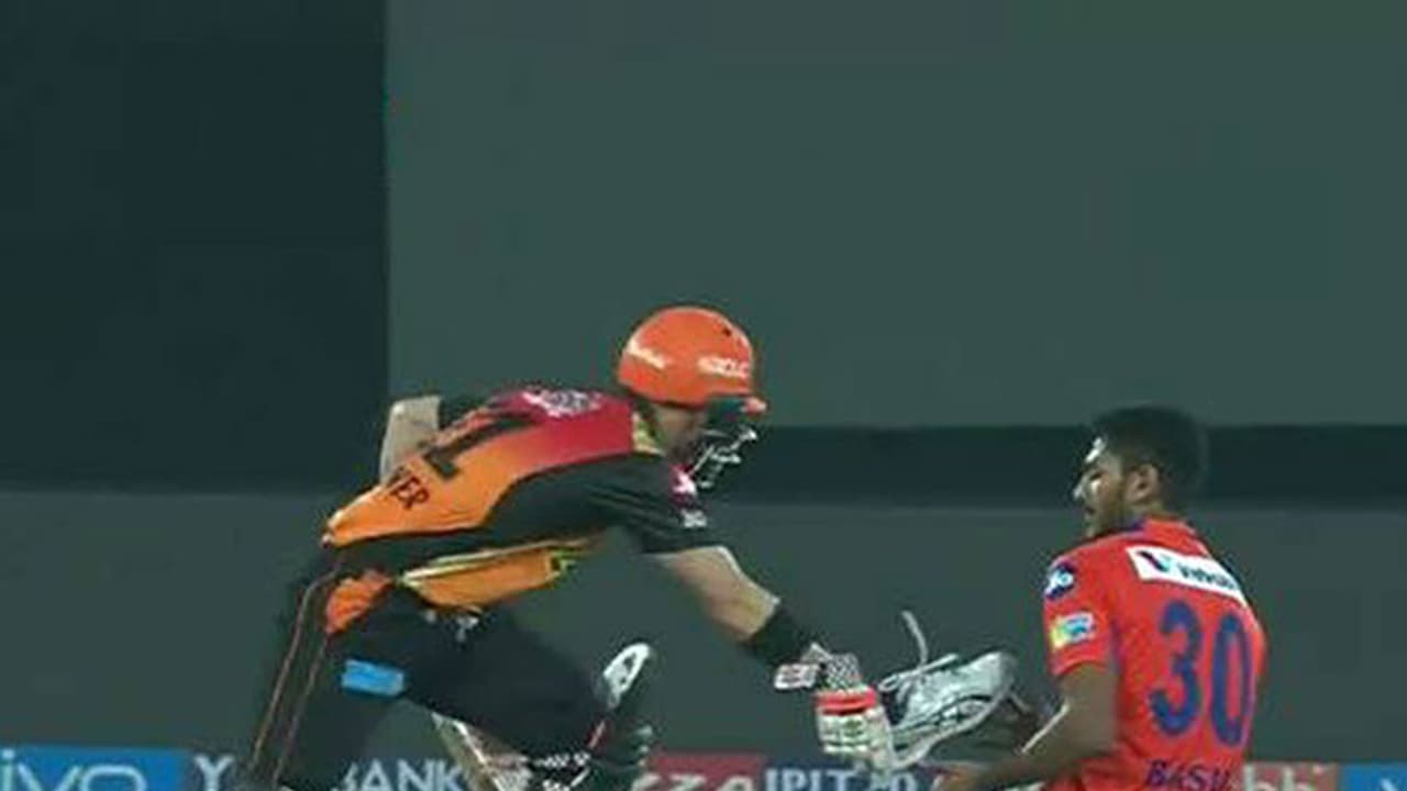 അഭിമാനത്തോടെ ബേസില് തമ്പിയുടെ കുടുംബാംഗങ്ങള് അഭിമാനത്തോടെ ബേസില് തമ്പിയുടെ കുടുംബാംഗങ്ങള്