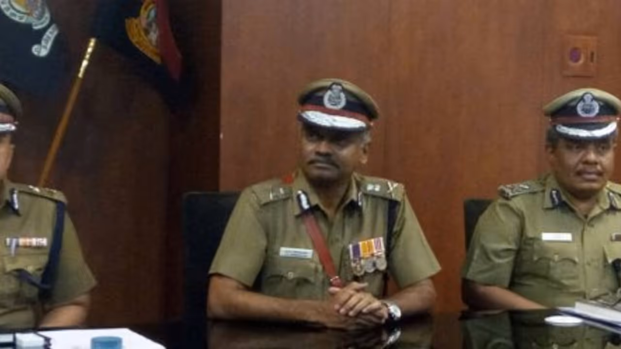 புதிய கமிஷனராக பதவி ஏற்றார் ஏ.கே.விஸ்வநாதன் மக்களுக்கும் போலீசுக்கும் இடையே சுமூக உறவு ஏற்படுத்தப்படும் என பேட்டி புதிய கமிஷனராக பதவி ஏற்றார் ஏ.கே.விஸ்வநாதன் மக்களுக்கும் போலீசுக்கும் இடையே சுமூக உறவு ஏற்படுத்தப்படும் என பேட்டி