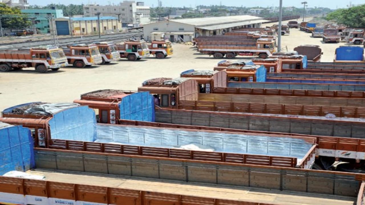 ஒருநாள்தான் லாரி ஓடல அதுக்கே 40 ஆயிரம் பேர் வேலை காலி; ரூ.100 கோடி வர்த்தம் பாதிப்பு… ஒருநாள்தான் லாரி ஓடல அதுக்கே 40 ஆயிரம் பேர் வேலை காலி; ரூ.100 கோடி வர்த்தம் பாதிப்பு…