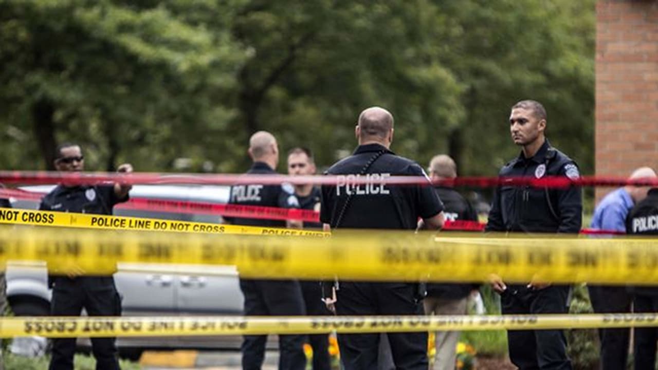 अमेरिका में बदमाशों ने पुलिसकर्मियों को बनाया अपनी गोली का शिकार, 1 की मौत अमेरिका में बदमाशों ने पुलिसकर्मियों को बनाया अपनी गोली का शिकार, 1 की मौत